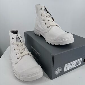 Palladium Pampa Hi Bootie in Star White size 7 Lug Sole